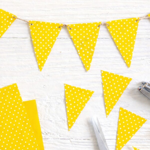 DIY Wimpelkette aus Motivkarton für den Frühling selbermachen