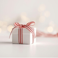 Mini Geschenkbox in weiß mit rot-weißem Band umwickelt