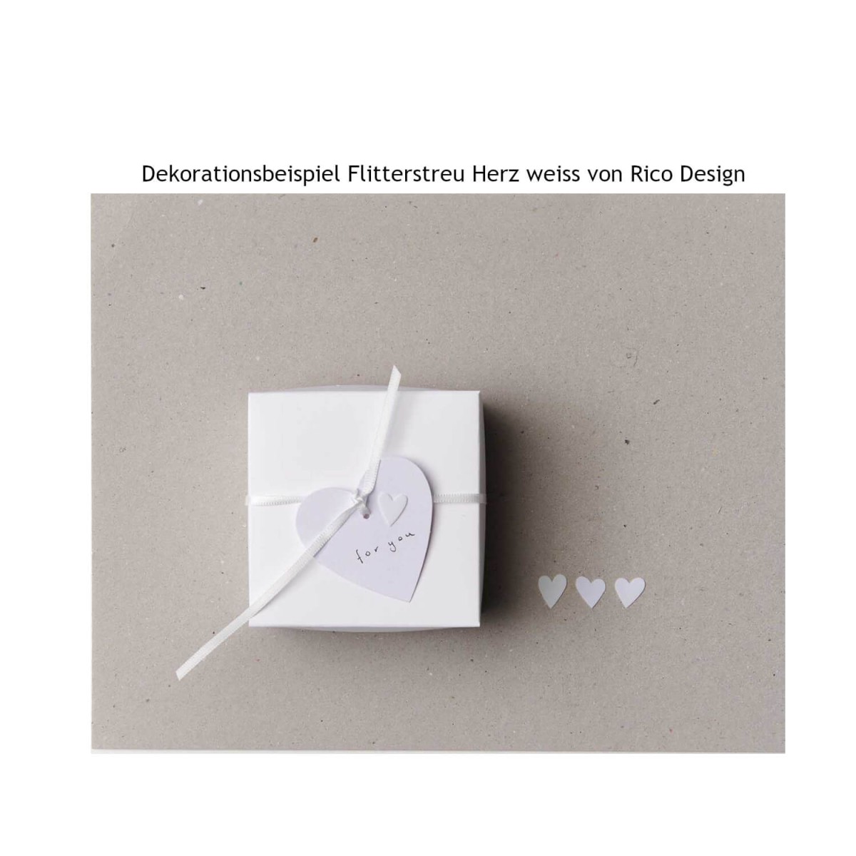 Dekobeispiel weiße Flitterherzen von Rico Design