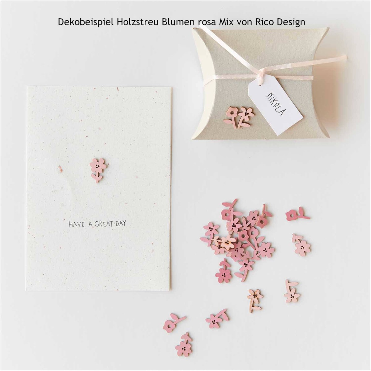 Dekorationsbeispiel Holzstreu Blume rosa von Rico Design