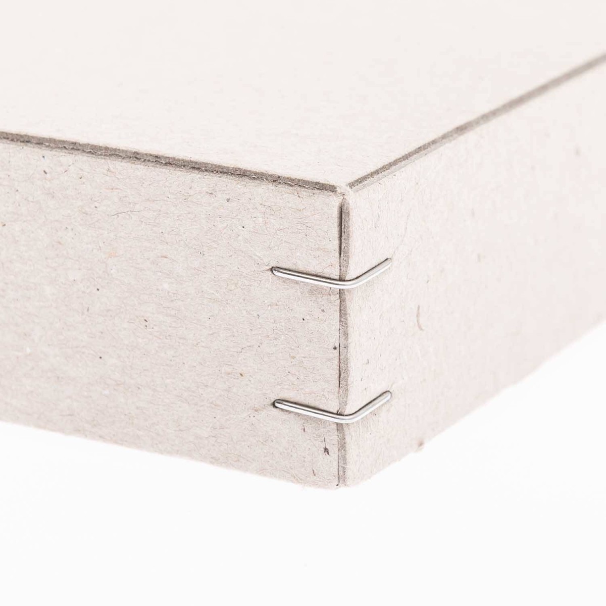 Ritzbox mit Metallklammern