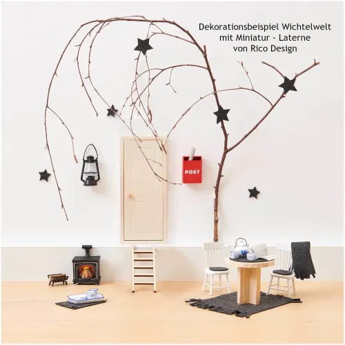 Wichteltür mit Miniatur Laterne, Sitzecke mit Tisch und Stühlen sowie kleinem Kamin