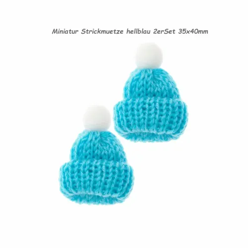 Zwei hellblaue Miniatur-Strickmützen mit weißen Bommeln, jeweils ca. 3,5 x 4 cm groß