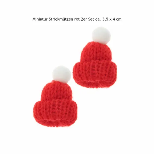Zwei rote Miniatur-Strickmützen mit weißen Bommeln, jeweils ca. 3,5 x 4 cm groß