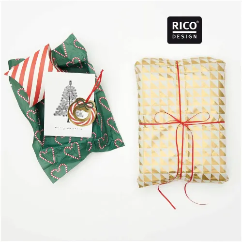 Seidenpapier mit Zuckerstangen-Herzen als dekorative Auskleidung einer Geschenkbox