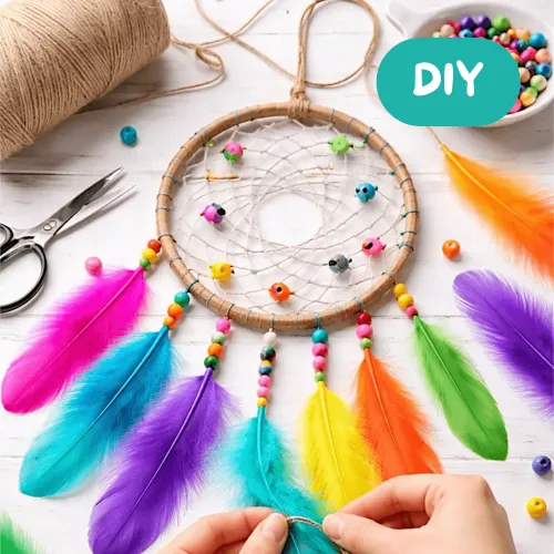 Traumfänger mit bunten Federn basteln - DIY-Idee