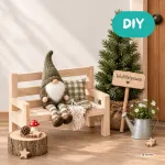 Wichtel sitzt auf einer kleinen Holzbank neben einer Miniatur-Tanne und Wichtelpause-Schild in einer gemütlichen Wichtelwelt. DIY Wichtel Sitzecke
